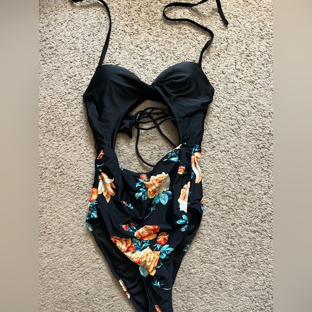 Cupshe One Piece - Picture 3 of 12
